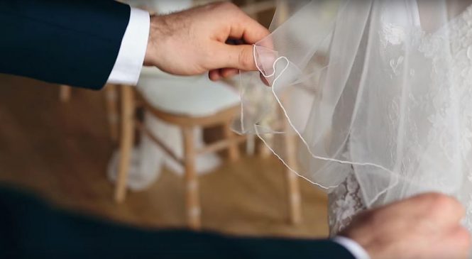Ce mariage a l’air parfait. Mais quand le marié lève le voile de sa femme, c’est le choc!