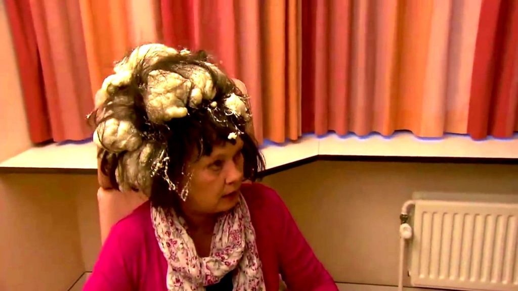 Elle confond mousse à cheveux et mousse expansive d’isolation