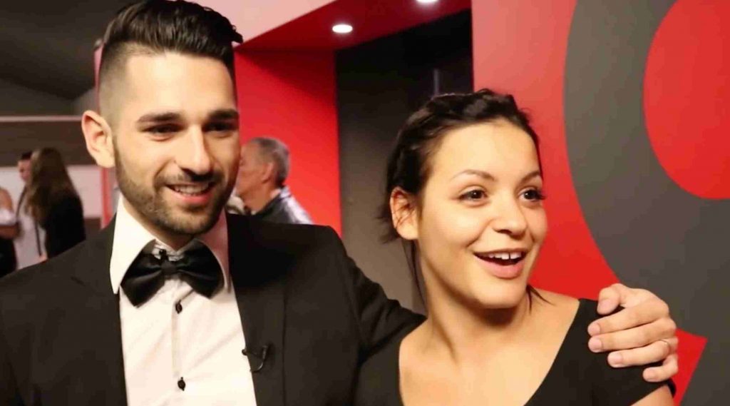 Un jeune français fait une demande de mariage originale dans un cinéma