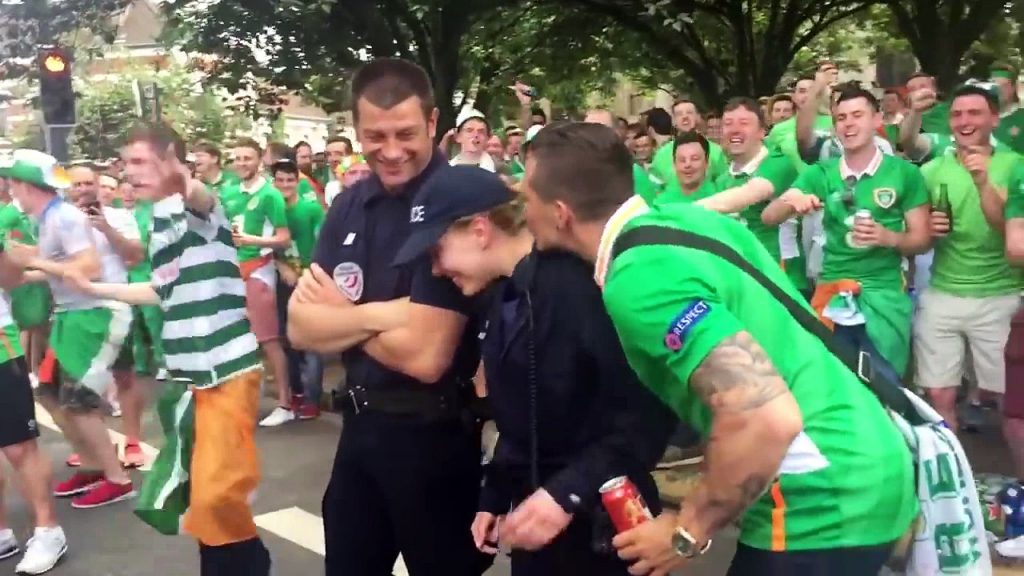 Les supporters irlandais draguent une policière française en pleine rue