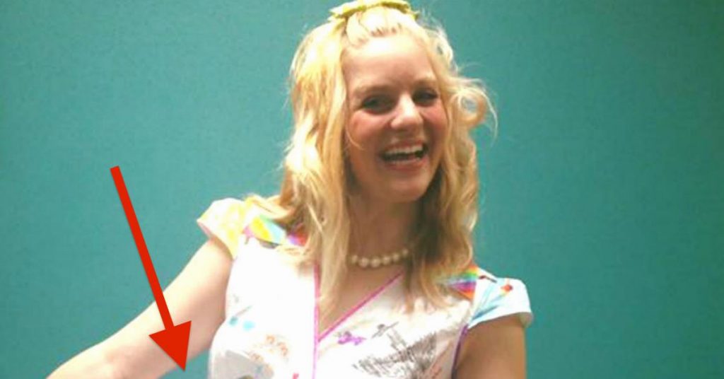 La tenue de cette maîtresse a étonné toute l’école. Regardez un peu le bas !