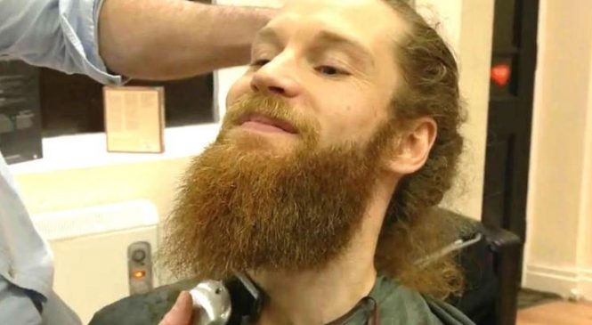 Enervé que les gens l’appellent “Le Père-Noël”, il se rase la barbe et coupe les cheveux et WOW!