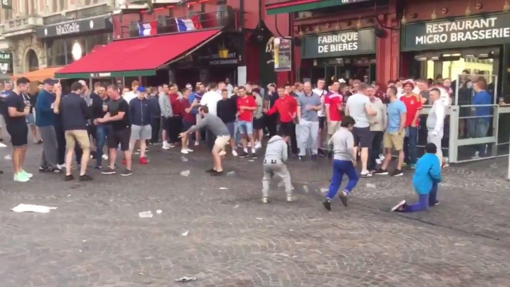 Des supporters anglais humilient des enfants Roms à Lille