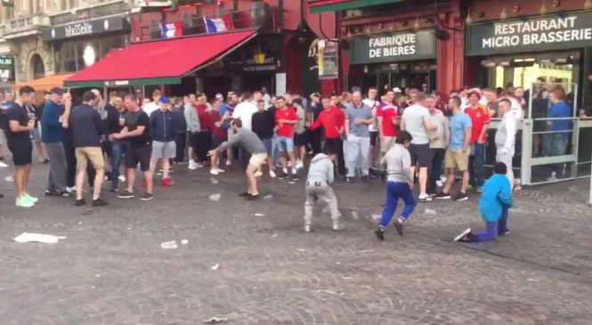 Des supporters anglais humilient des enfants Roms à Lille