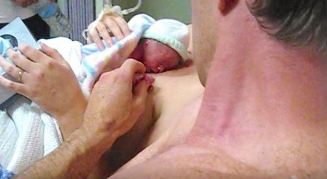 L’un des jumeaux meurt à l’accouchement, mais quand le papa regarde la poitrine de la maman, l’impensable se produit!