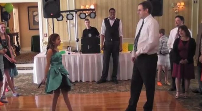 Son père refuse de danser mais elle insiste, puis ce qu’ils font surprend tous les invités!