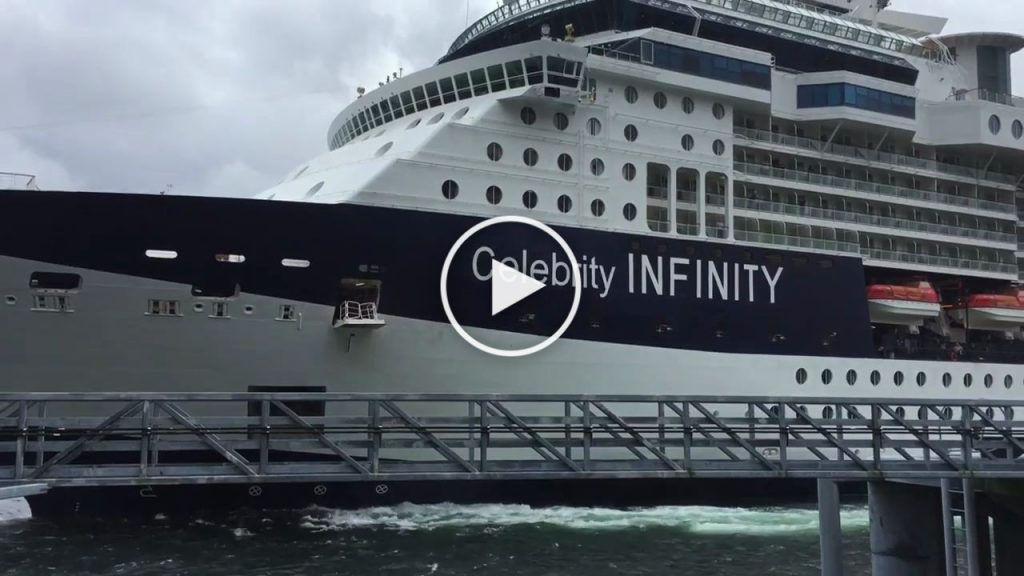Le bateau de croisière Celebrity Infinity rate son accostage