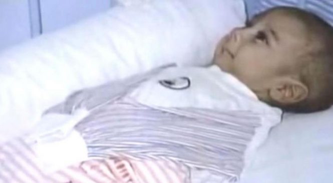 La mère abandonne son bébé, quand les infirmières soulèvent la couverte, elles sont sous le choc!