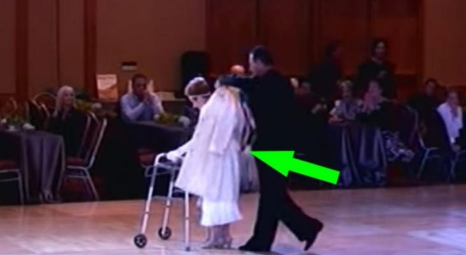 Une dame de 94 ans monte sur scène avec une marchette, lorsqu’il enlève son manteau: IMPOSSIBLE!