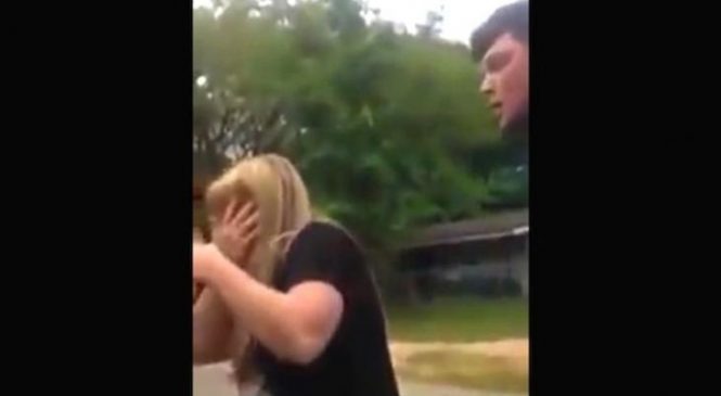 Il frappe une femme devant son fils, mais il va rapidement le regretter!