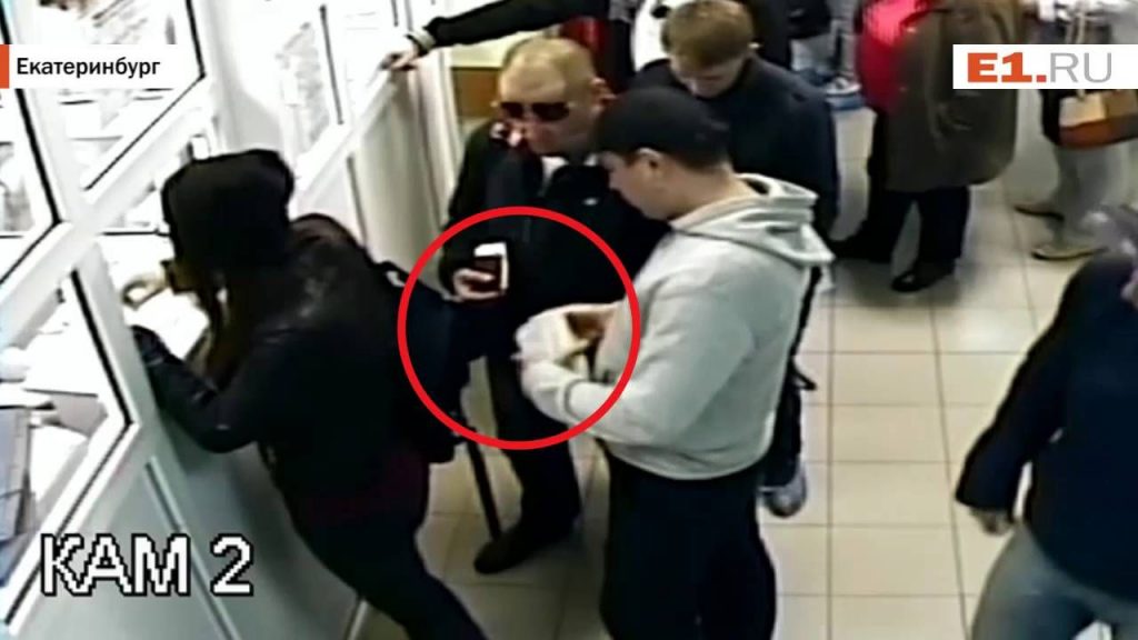 Une femme grille une file d’attente et se fait punir instantanément