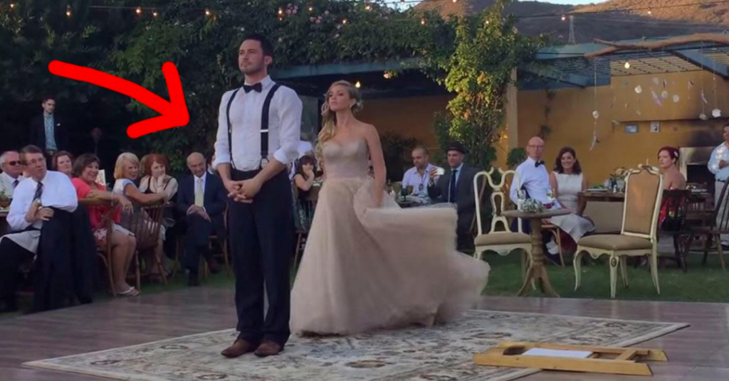 Quand le grand-père voit ce que son enfant fait avec la mariée, il panique! Je regarde la vidéo en boucle!