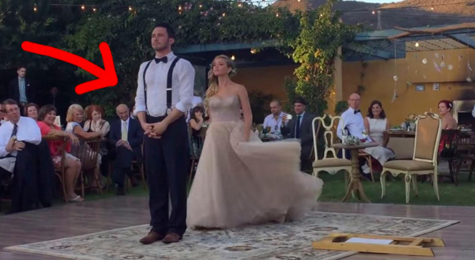 Quand le grand-père voit ce que son enfant fait avec la mariée, il panique! Je regarde la vidéo en boucle!