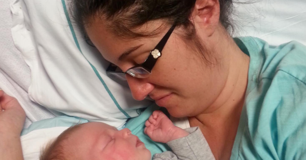 Cette maman de 23 ans est déjà “morte”. Pourtant, ils posent son bébé sur sa poitrine.