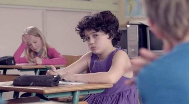 Ses camarades de classe se moquent de lui et de ses vêtements. Ce que fait son papa vous fera pleurer!