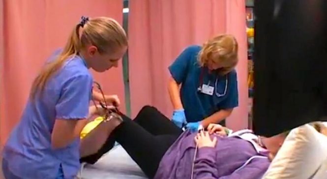 Une ado hurle de douleur, mais quand le docteur enlève ses pantalons? Il n’en croit pas ses yeux…