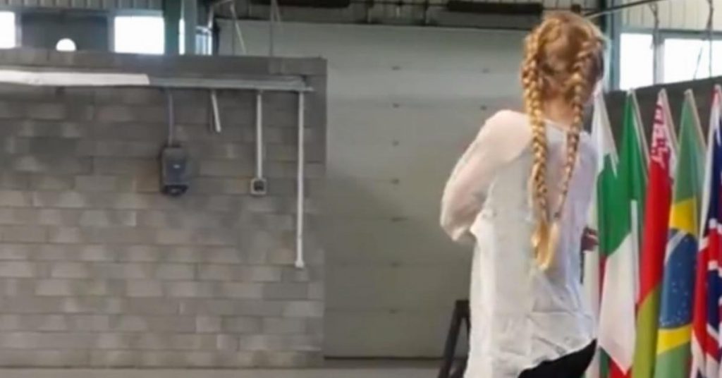 Quand la fillette de 11 ans aux tresses blondes se retourne, tout le monde retient son souffle dans le hall. A 1:44, c’est la folie!