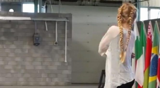 Quand la fillette de 11 ans aux tresses blondes se retourne, tout le monde retient son souffle dans le hall. A 1:44, c’est la folie!