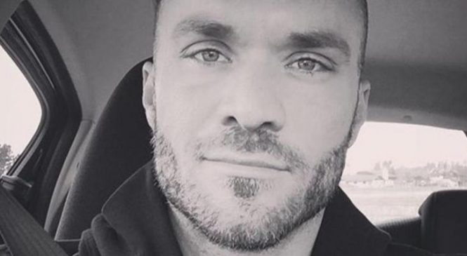 Cet homme agrippe une adolescente dans la rue et la serre de toute ses forces, ce qu’il vient de faire lui a sauvé la vie!