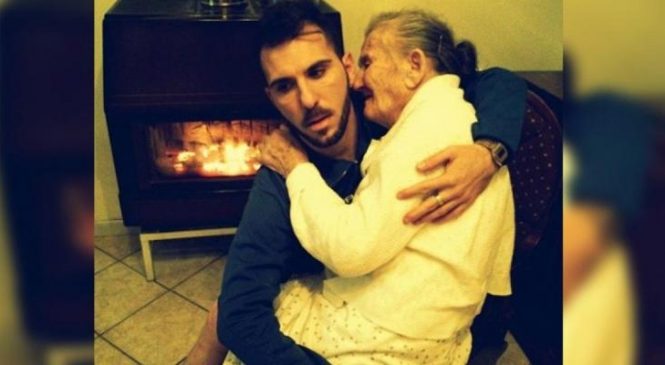 Un homme publie sur Facebook une photo de lui et de sa grand-mère atteinte d’Alzheimer, il touche des milliers de personnes!