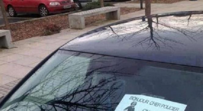 Un policier veut donner une contravention, mais il découvre cette note dans le pare-brise.