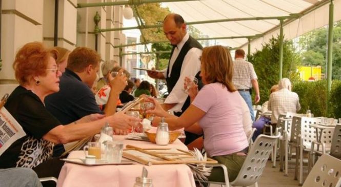 Un restaurant reçoit des mauvaises critiques. Quand il découvre la VÉRITÉ? Incroyable…