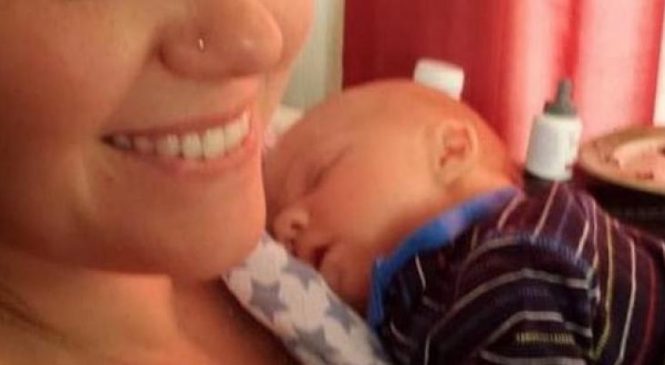 La mère dépose son enfant sur la table à manger puis il éclate en sanglots, elle le soulève et c’est le choc!