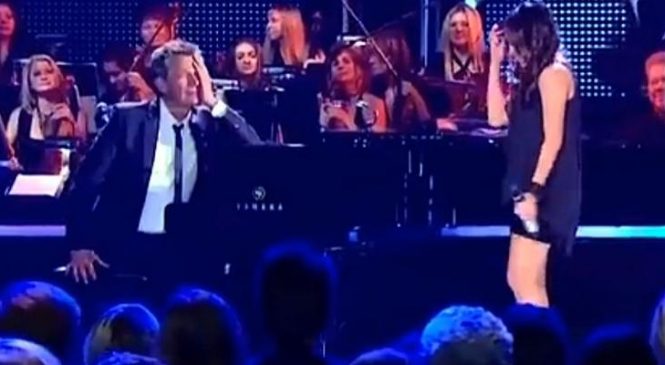 Le pianiste n’arrive pas à croire que cette jeune fille va interpréter CETTE chanson, quand elle se met à chanter, OUAH!!!
