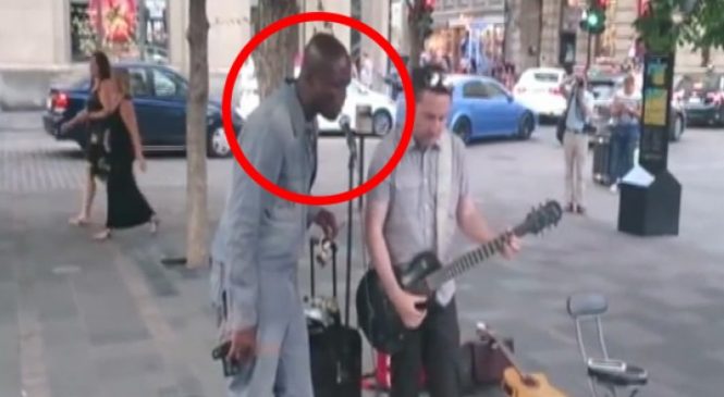 Il Commence à Jouer « Stand By Me », Mais L’entrée D’un Artiste International Va Le Surprendre!