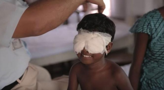 Née aveugle, cet enfant n’a jamais vu de sa vie. Admirez sa réaction lorsqu’ils vont retirer son bandage!