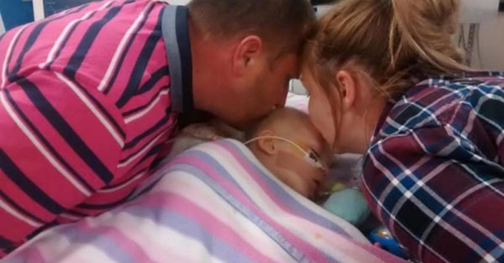 Ces parents voulaient juste lui dire adieu, mais ce que leur fille presque morte a fait choque tout le monde.