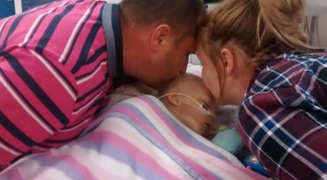 Ces parents voulaient juste lui dire adieu, mais ce que leur fille presque morte a fait choque tout le monde.