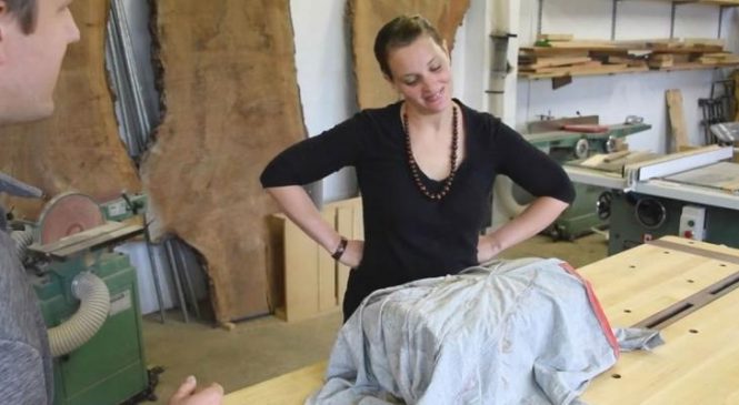 Il dit à sa femme qu’il a une surprise pour elle, quand elle soulève le chiffon… WOW!