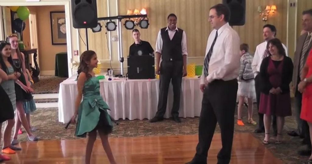 Son père ne veut pas danser mais elle insiste. Ce qui se passe après laisse tous les invités bouche bée!