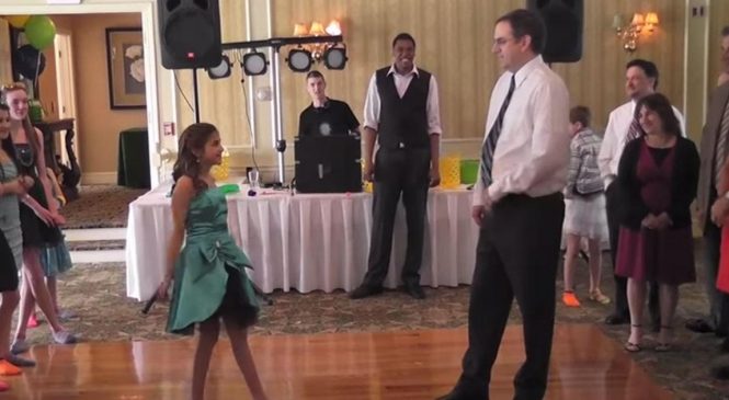 Son père ne veut pas danser mais elle insiste. Ce qui se passe après laisse tous les invités bouche bée!