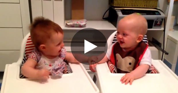 Ces bébés jumeaux très complices se regardent en silence. Quand tout à coup…