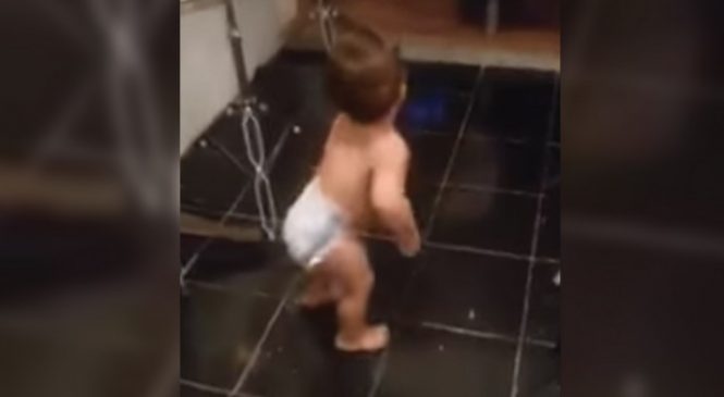 Il Filme Le Petit Garçon Dans La Cuisine: Quand La Musique Commence Vous N’en Croirez Pas Vos Yeux !