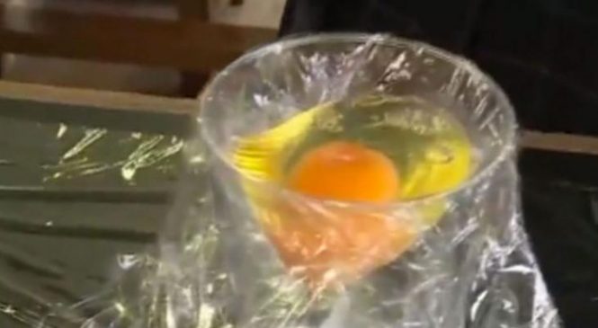 Ils cassent un oeuf et le place dans ce verre. Ce qui se produit ensuite vous épatera! INCROYABLE!