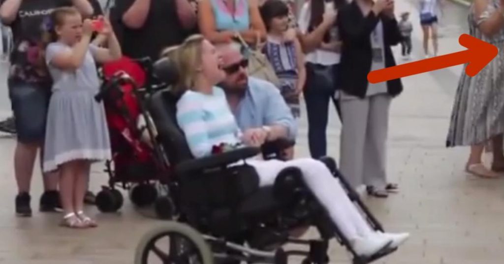 Un inconnu donne une rose à une femme en fauteuil roulant. Lorsque son mari lui montre les escaliers, elle fond en larmes.