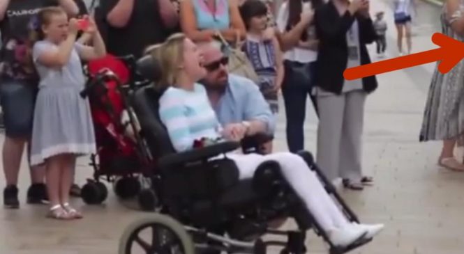 Un inconnu donne une rose à une femme en fauteuil roulant. Lorsque son mari lui montre les escaliers, elle fond en larmes.