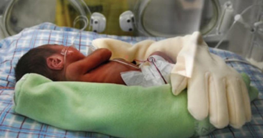 Cette mère pose un gant sur son bébé prématuré. Le lendemain, toutes les infirmières sont émues.