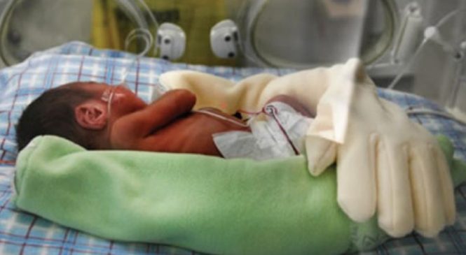 Cette mère pose un gant sur son bébé prématuré. Le lendemain, toutes les infirmières sont émues.