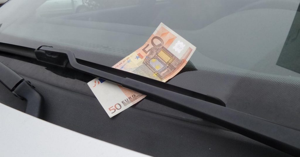 Si vous voyez ça sur votre voiture au parking, alors vous n’avez pas de chance. Ça vous portera la guigne!