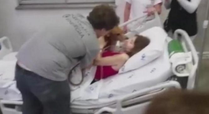 Les infirmières sont sous le choc en voyant qui saute dans les bras de cette femme mourante, impossible de retenir leurs larmes!