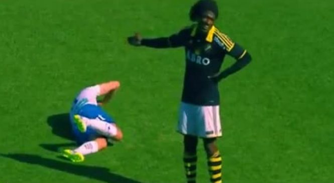 Ce joueur de foot fait la pire simulation du monde… Son adversaire est JUSTE mort de rire !!!