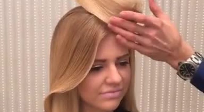 Cette fille voulait une coiffure hors du commun. Ce que le coiffeur a fait est hallucinant !