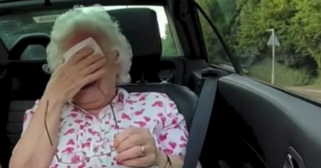 La grand-mère s’assoit dans la voiture de son petit-fils. Mais elle ne s’attend pas du tout à cette surprise !