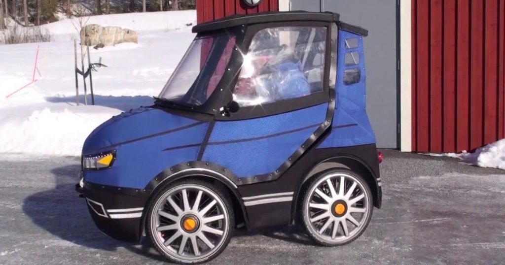 On dirait une petite voiture, mais regardez bien lorsqu’il ouvre la portière… une création de génie !