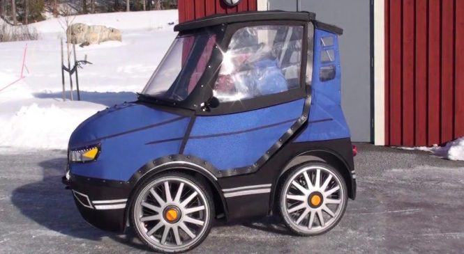 On dirait une petite voiture, mais regardez bien lorsqu’il ouvre la portière… une création de génie !