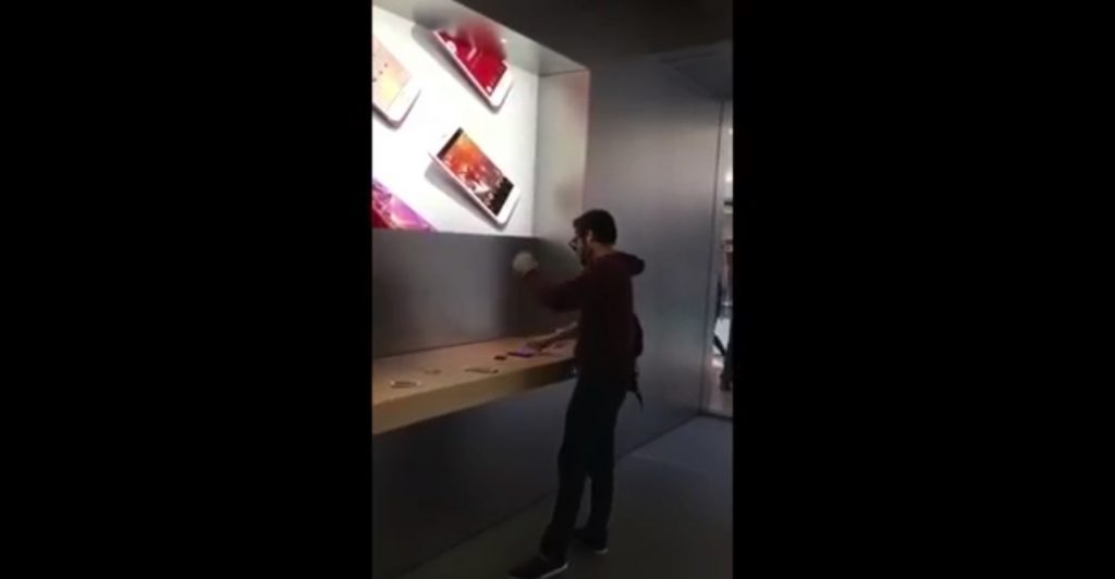 VIDÉO – Un client mécontent détruit l’Apple store de Dijon avec une boule de pétanque